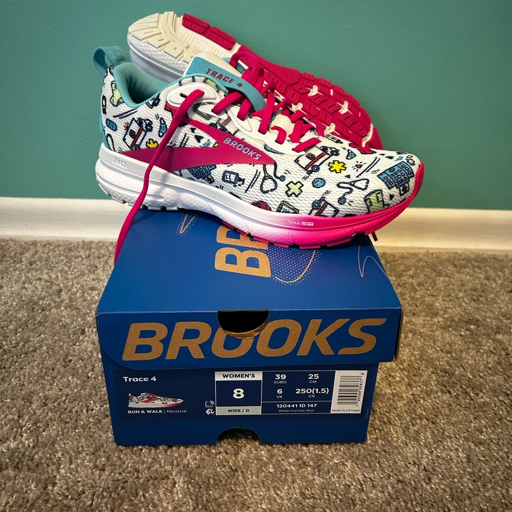 Brooks Trace 4 Nurse/Medical Sneakers 8 wide.